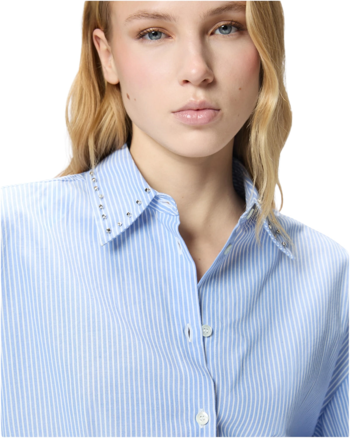 Ριγέ κοντό πουκάμισο με γιακά με κόσμημα CHARITA