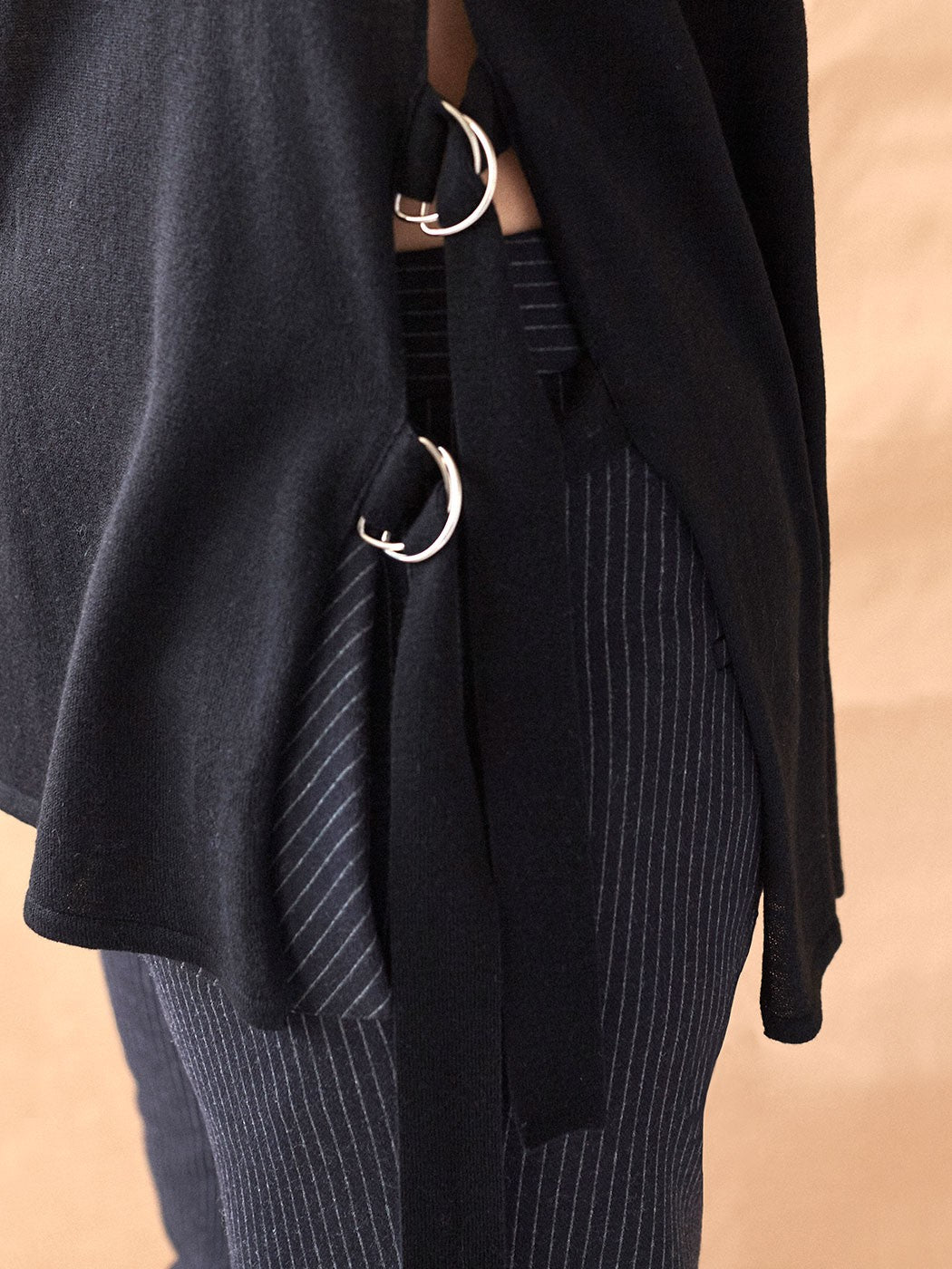 Knitted vest with side splits απο INTROPIA - POSH MARKET