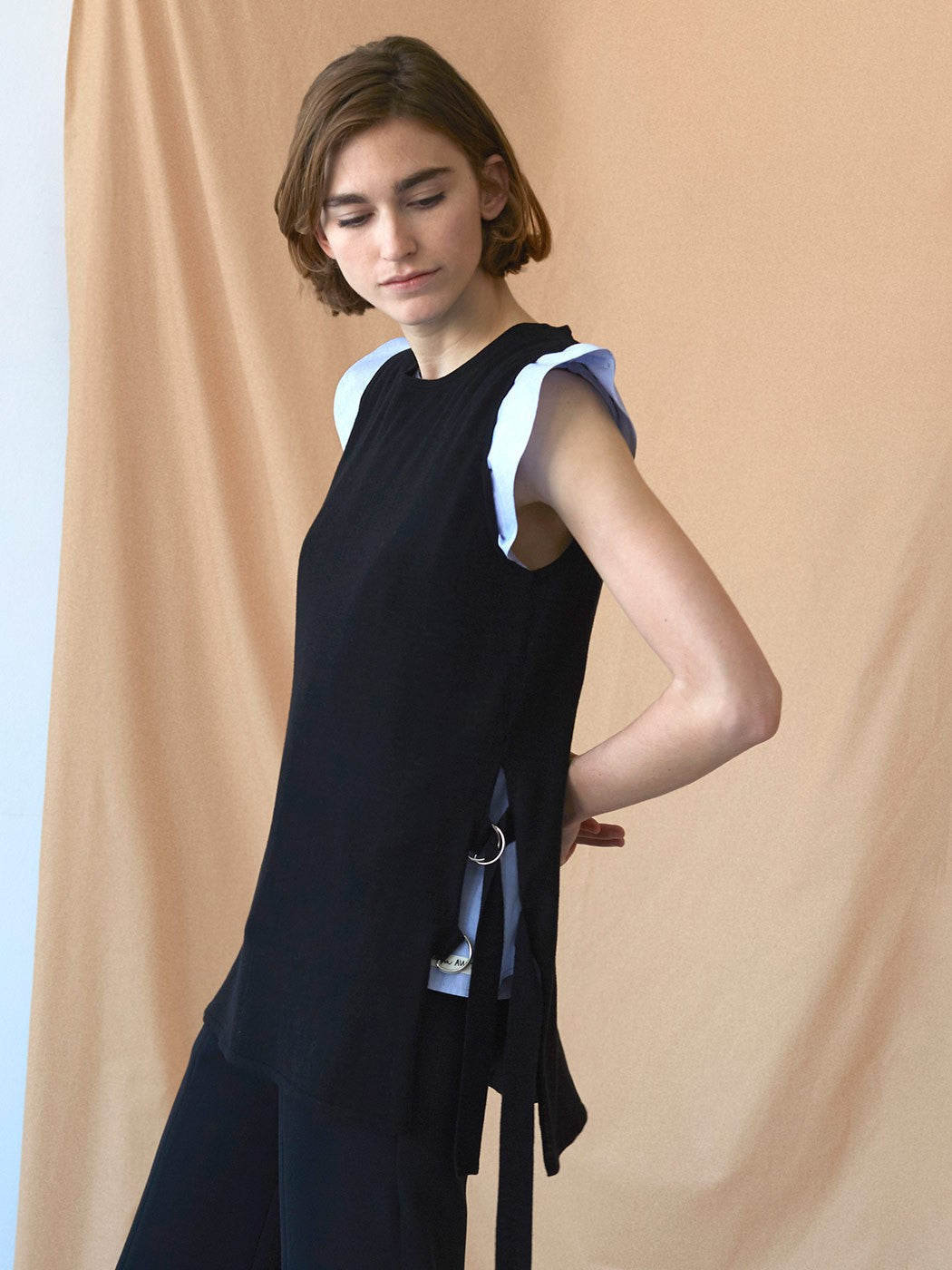 Knitted vest with side splits απο INTROPIA - POSH MARKET