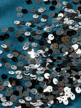 Πουλόβερ με V λαιμόκοψη και πούλιες