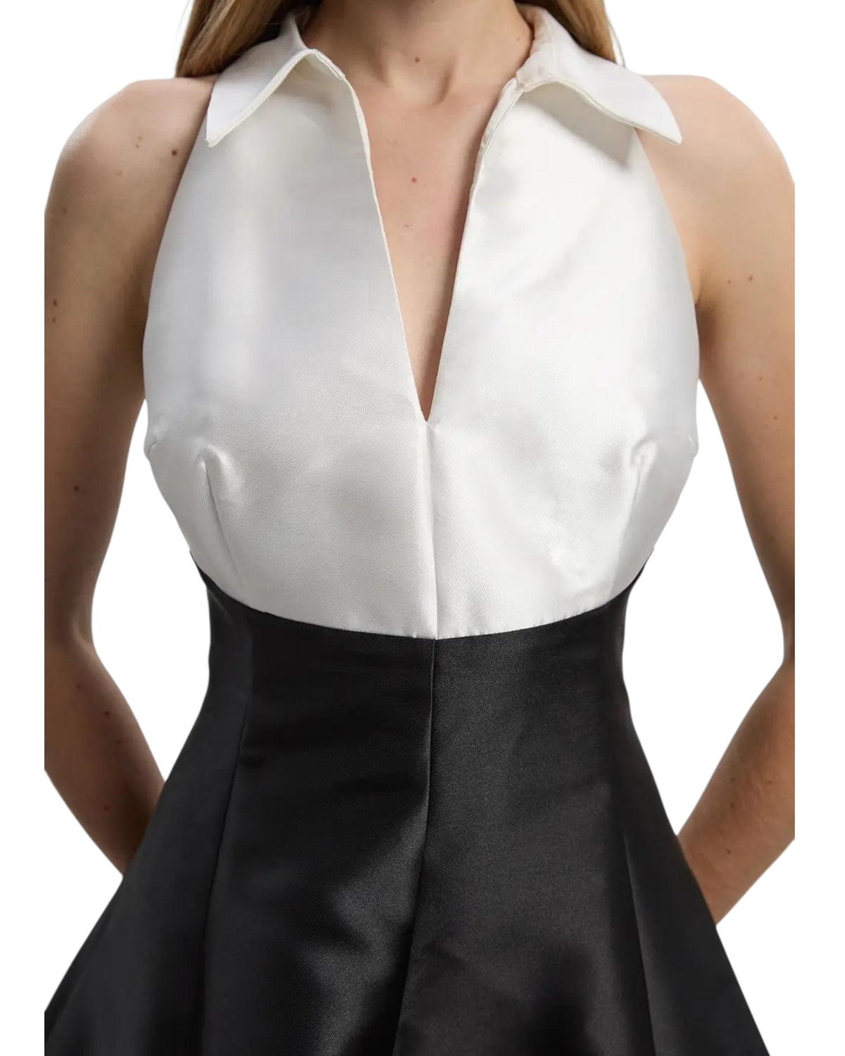 Φόρεμα με ντεκολτέ και σμόκιν σε αντίθεση