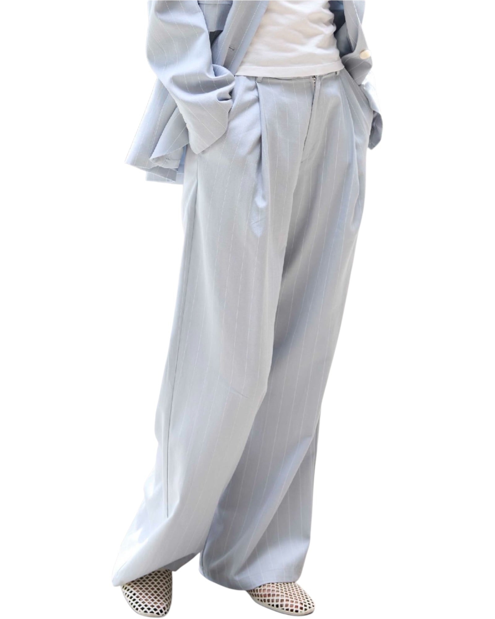 Ριγέ παντελόνι σε φαρδιά γραμμή με πιέτες