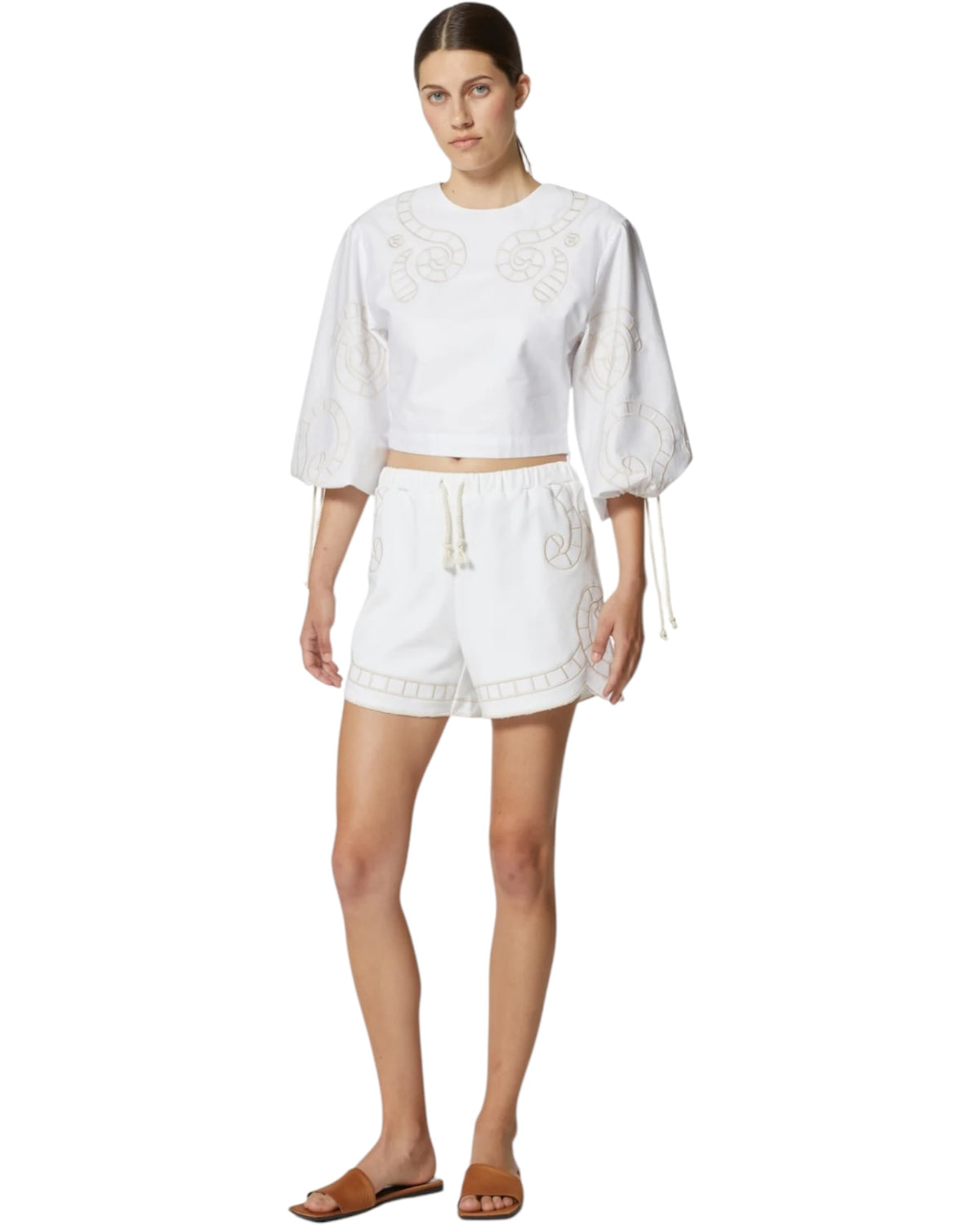 Crop top με κέντημα και μανίκια