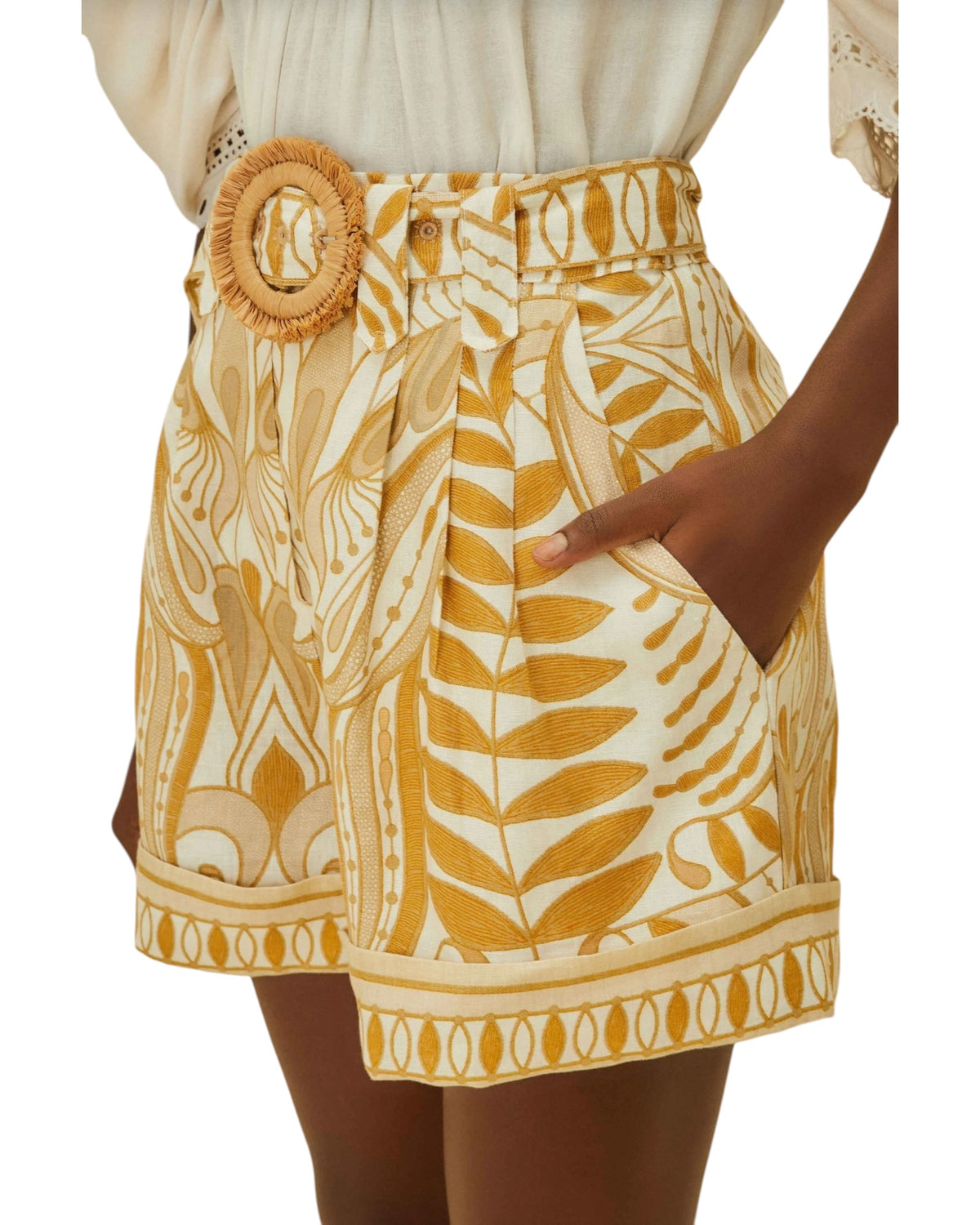 Σορτς με κέντημα και ζώνη