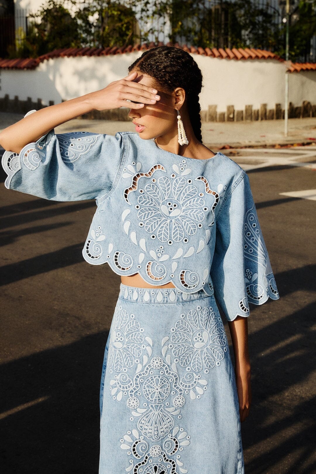 Κοντό τοπ με κυματιστό τελείωμα DENIM RICHELIEUX CROPPED