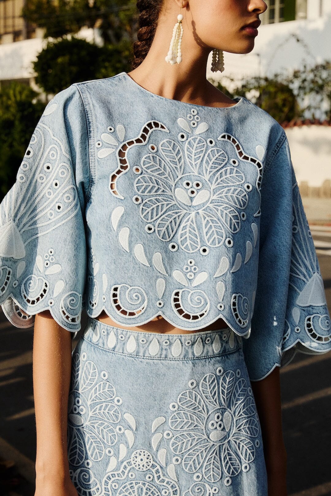 Κοντό τοπ με κυματιστό τελείωμα DENIM RICHELIEUX CROPPED