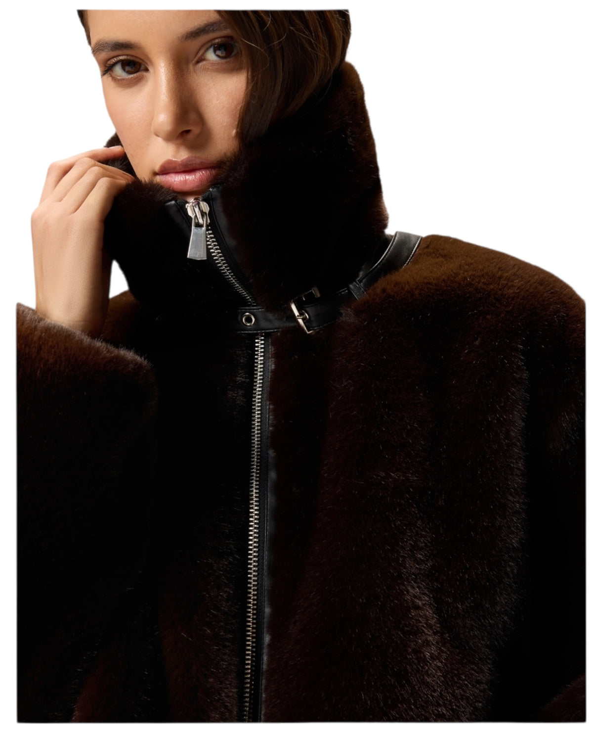 Κοντό μπουφάν από ψεύτικη γούνα ESTEBANA