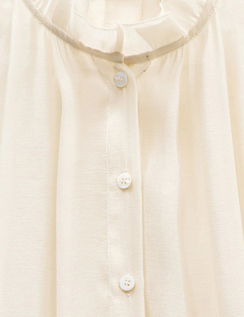 Πουκάμισο με ψηλό ντεκολτέ διακοσμημένο με βολάν