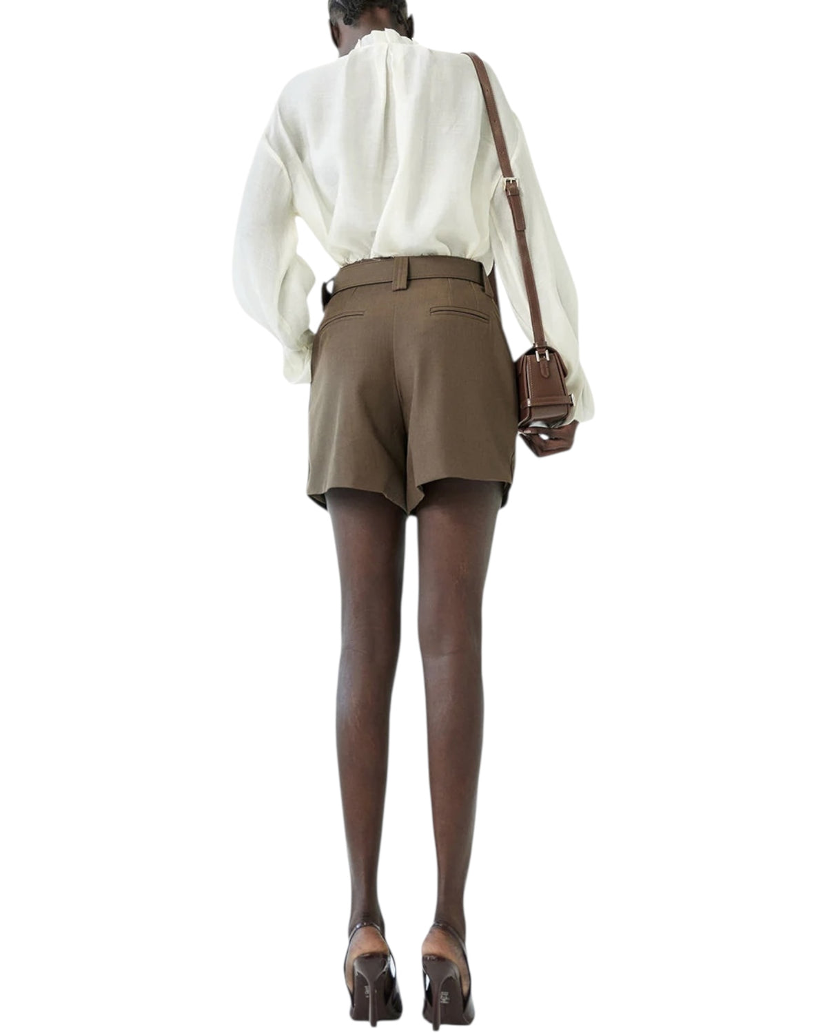 Πουκάμισο με ψηλό ντεκολτέ διακοσμημένο με βολάν