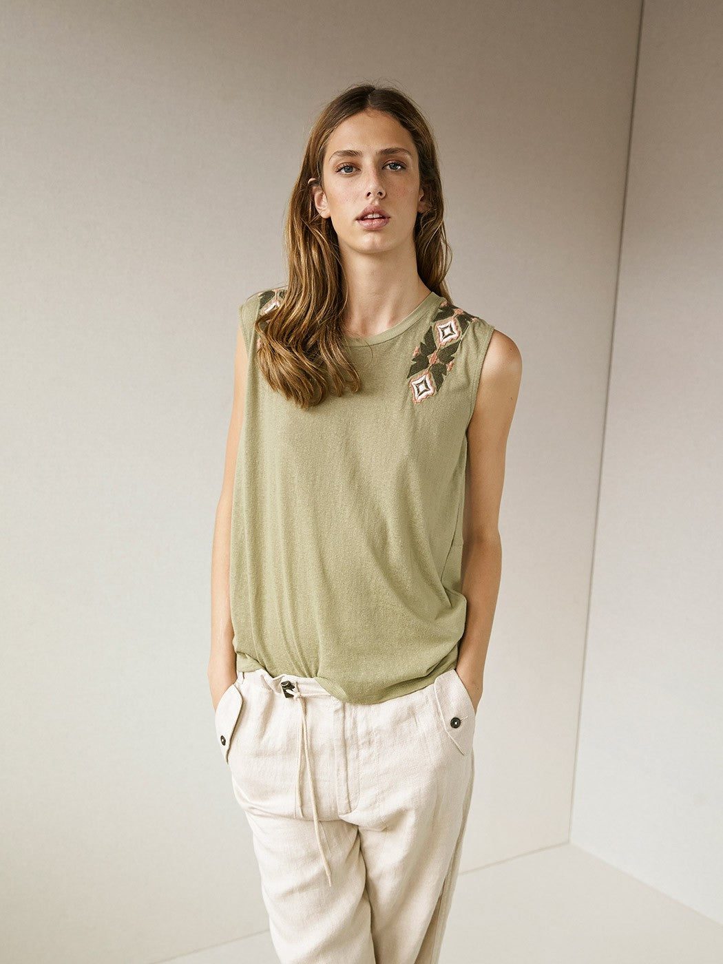 Embroidered back neckline t-shirt απο INTROPIA - POSH MARKET