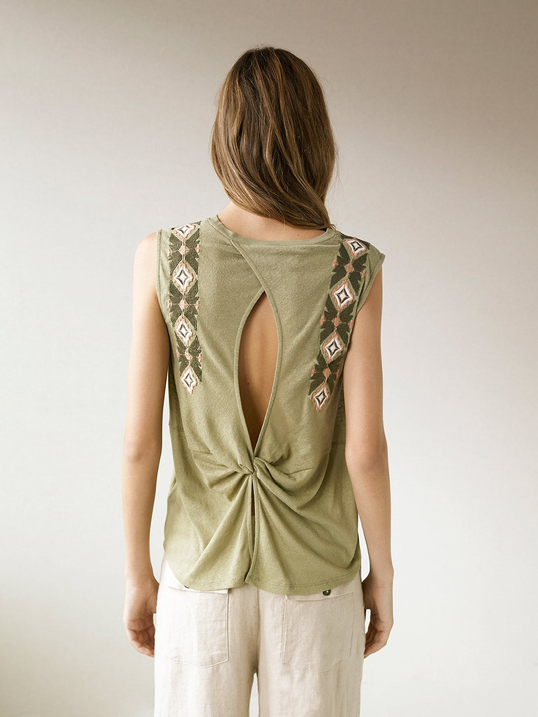 Embroidered back neckline t-shirt απο INTROPIA - POSH MARKET