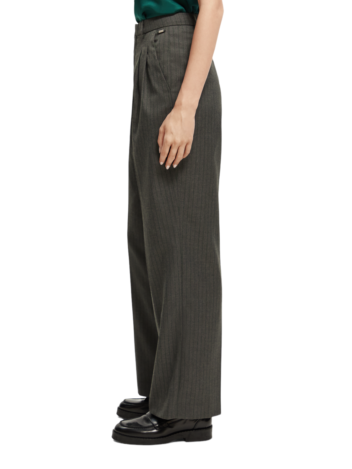 Παντελόνι ψηλόμεσο ριγέ με άνετη εφαρμογή