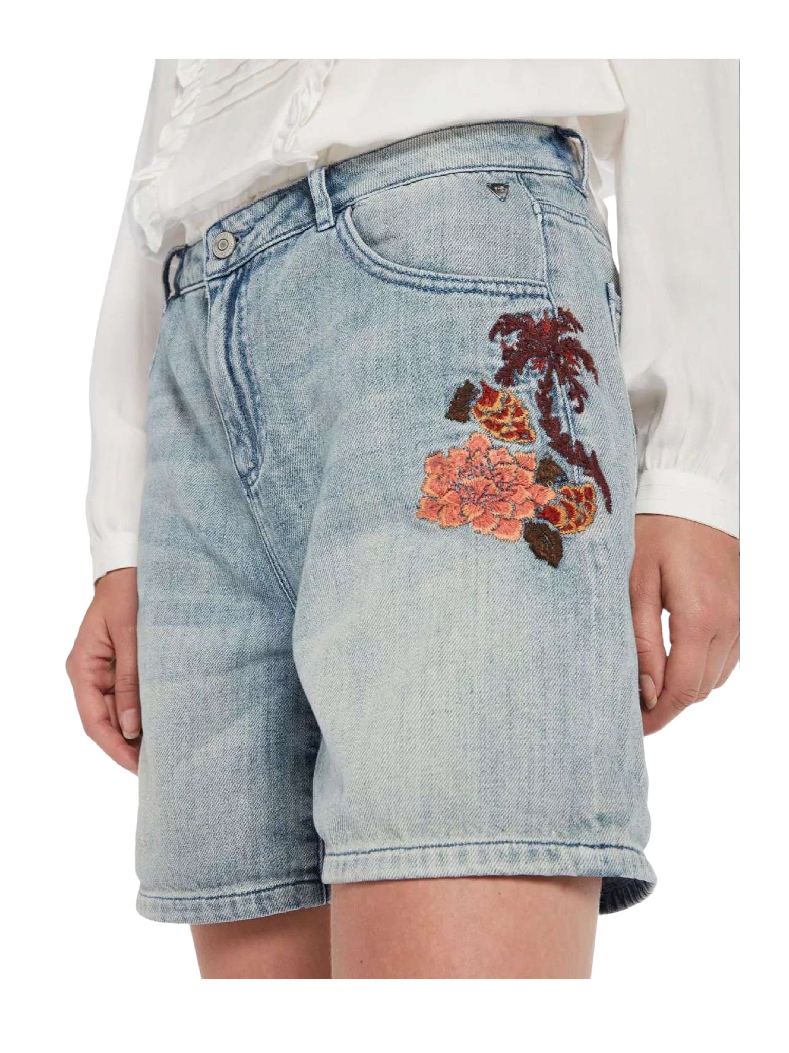 Jean shorts με κεντημένο σχέδιο στις τσέπες